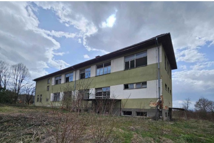 Atraktivna lokacija: Na prodaju stara škola u Banjaluci