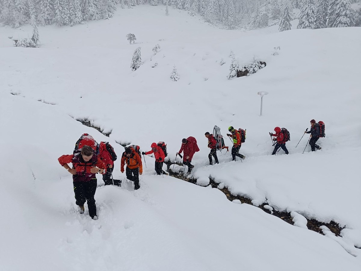 Zatrpala ih lavina: U potragu za planinarim uključen i helikopter