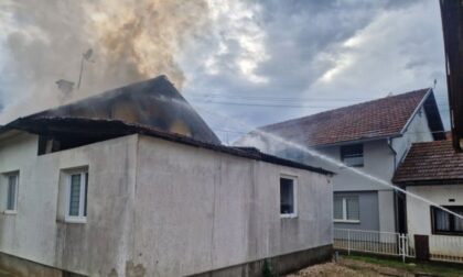 Požar u banjalučkom naselju Derviši: Vatra zahvatila potrkovlje, vatrogasci na terenu