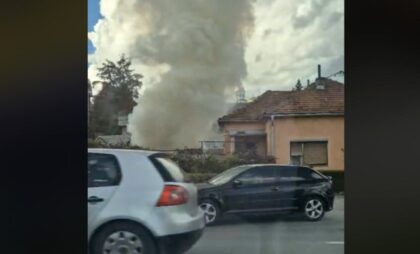 Buktinja u Banjaluci: Izgorio automobil u dvorištu porodične kuće VIDEO