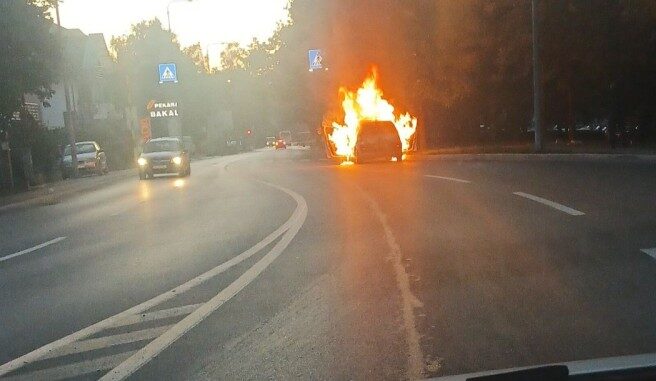 Požar u ranu zoru: U Banjaluci jutros u potpunosti izgorio automobil VIDEO
