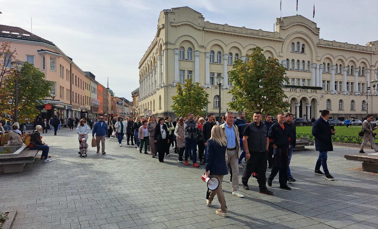 Vrtići zaključani, radnici na ulici: Mirnom šetnjom kroz centar Banjaluke poslali jasnu poruku FOTO/VIDEO