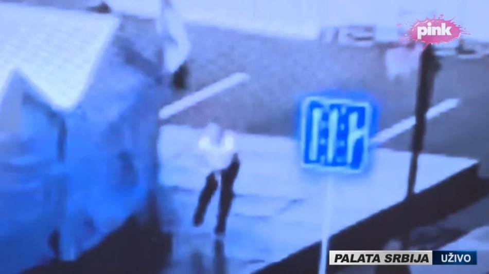 Novi snimak napada ispred Skupštine Srbije: Ulazi u šator sa kantom benzina, a onda puca u čovjeka