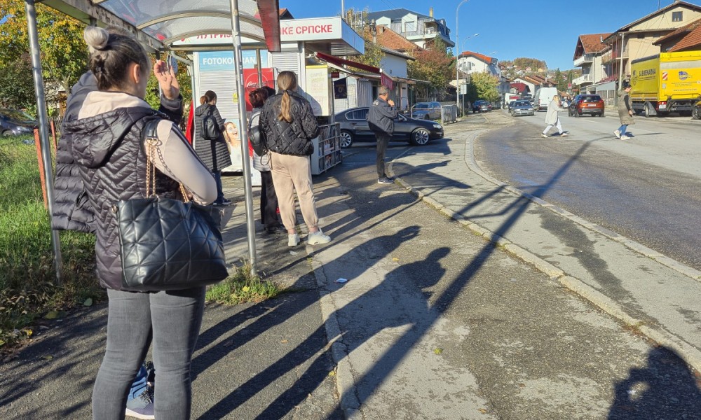 Grad krpi, narod trpi! Ko je jutros krenuo sa Lauša, dobro je zakasnio FOTO