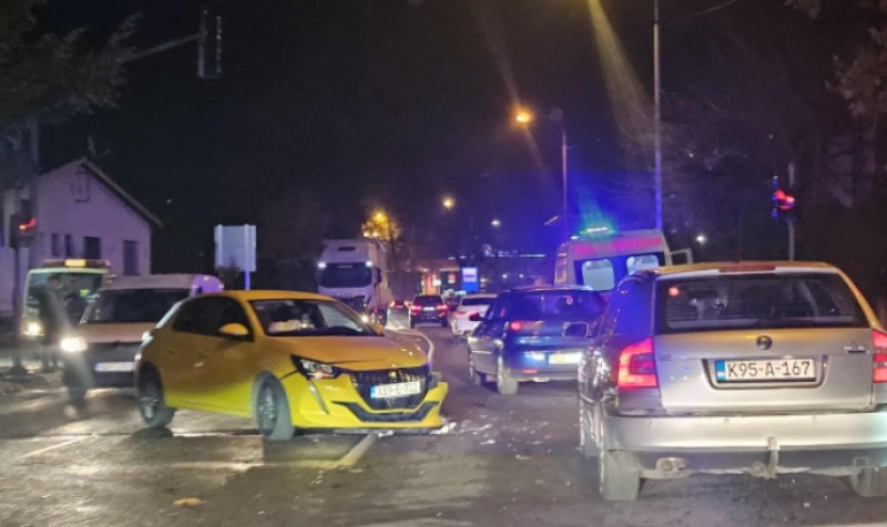 Oprez u ovom dijelu Banjaluke: Saobraćajni kolaps zbog sudara dva auta FOTO
