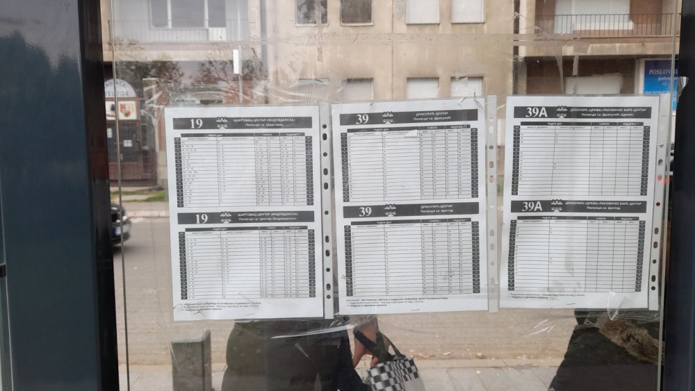 Makar jedan zalijepljen na stajalištu: Stigao red vožnje u centar grada FOTO