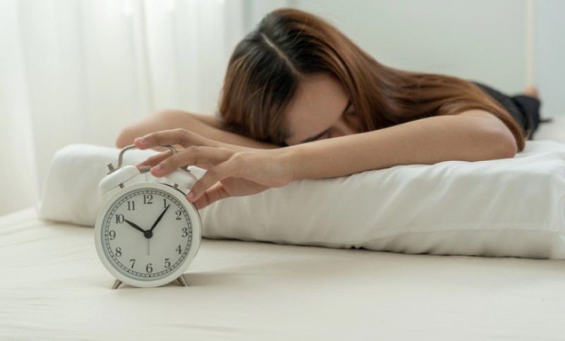 Stručnjaci imaju teoriju: Evo zašto je dobro izbaciti telefon iz sobe, a vratiti klasični budilnik