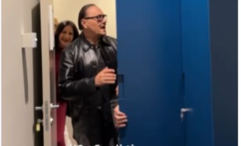 Atmosfera iza scene mnoge nasmijala do suza: Poznati pjevač iskakao iz ormara VIDEO