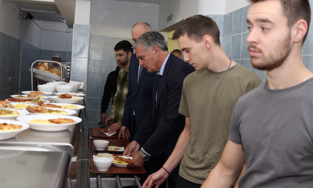 Karan u menzi ručao sa studentima: Cilj da Srpska ima mlade obrazovane ljude
