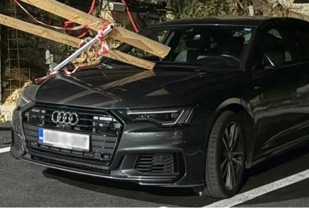 Nevrijeme zahvatilo ovaj dio BiH: Jak vjetar srušio ogradu na automobil