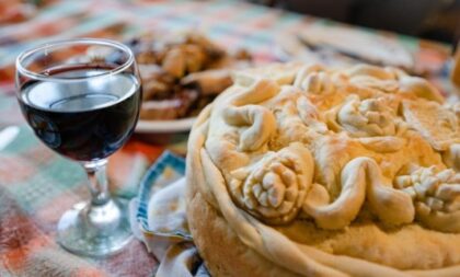 Miris pečenja, medene pite i domaće rakije! Ovako izgleda prava slavska trpeza za Svetu Petku