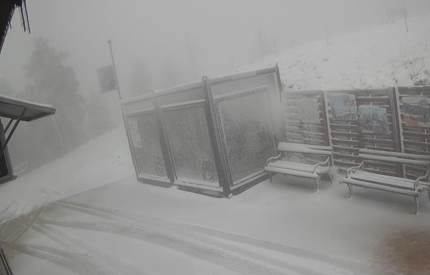 Problemi u saobraćaju: Snijeg zatrpao pojedine krajeve Srbije