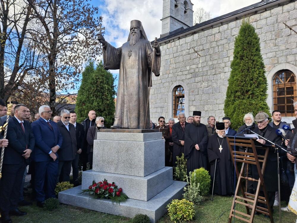 Otkriven spomenik Amfilohiju u Kolašinu! Bećković: Ko do sada nije vjerovao u čuda, može danas da počne