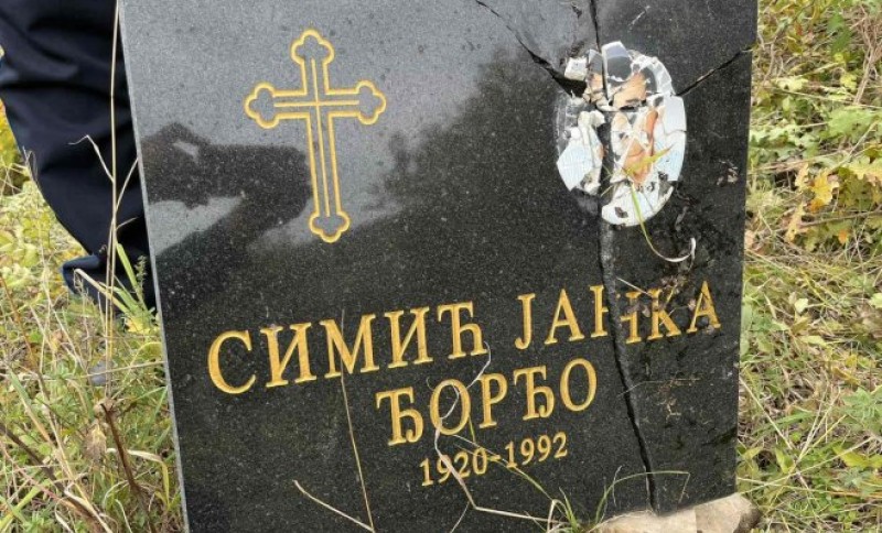 Bezdušnost na djelu! Razbijen spomenik na pravoslavnom groblju u selu kod Kaknja