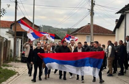 Srbi sa trobojkama krenuli na glasanje