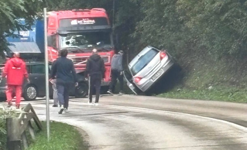 Nesreća usporila saobraćaj: Sudar kamiona i tri automobila kod Banjaluke