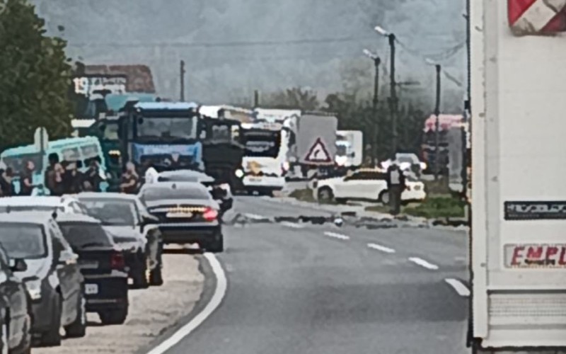 Sudarili se automobil i kamion: Saobraćaj potpuno obustavljen, ima povrijeđenih