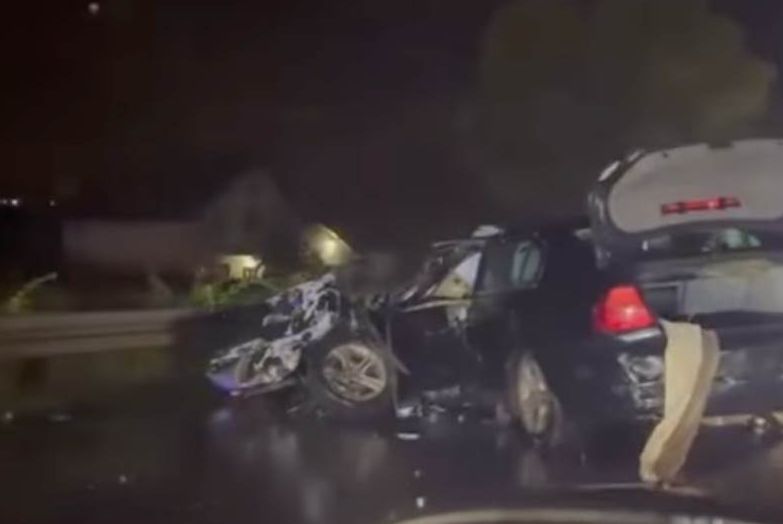 Teška saobraćajna nesreća: Preticao autobus i zakucao se u auto, strahuje se da ima mrtvih