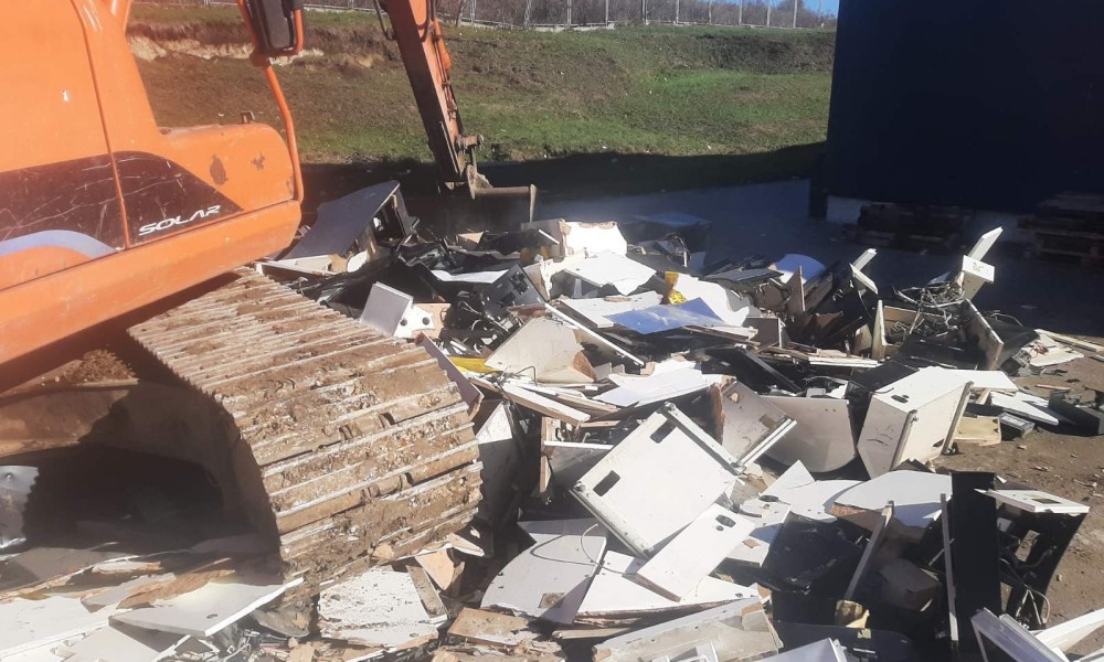 Bager u Ramićima sve razlupao! Uništeno 90 aparata za ilegalne igre na sreću FOTO