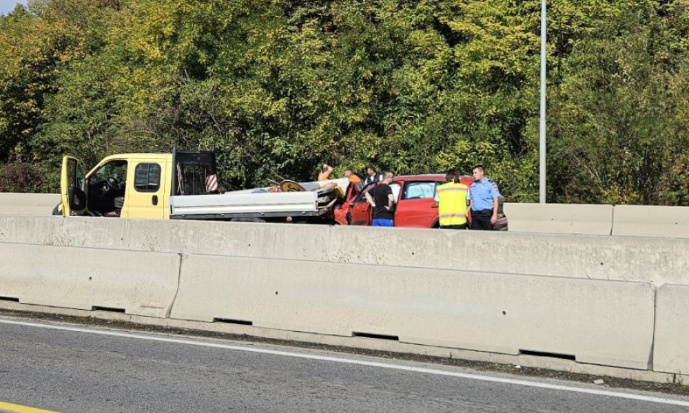 Saobraćajka na brzoj cesti: Automobil udario u kamion “Puteva” VIDEO