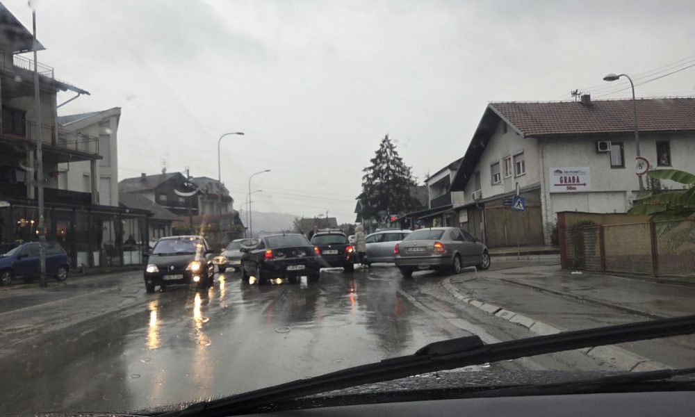 Karambol na Laušu: U udesu učestvovalo nekoliko automobila