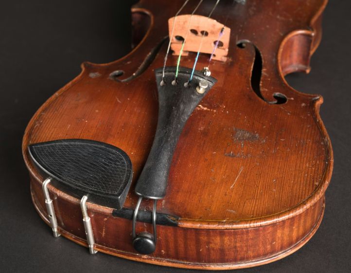 Aukcija trajala 10 minuta: Ajnštajnova violina prodata za 860.000 funti