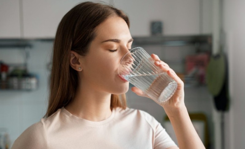 Struka riješila dilemu: Evo zašto nije preporučljivo piti vodu koju ste natočili dan ranije