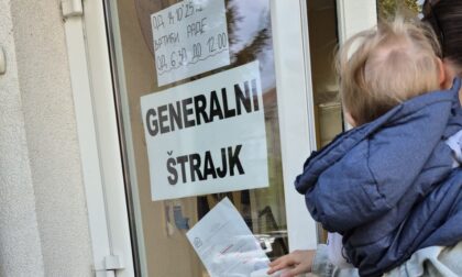 Tačno u podne stigli po mališane: Šta o štrajku vaspitača kažu roditelji FOTO/VIDEO