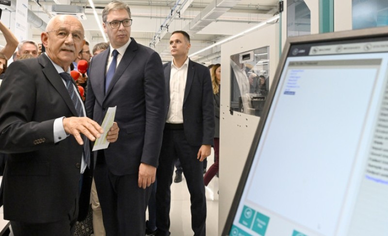 Vučić na otvaranju nove njemačke fabrike: Kamen temeljac budućnosti Srbije