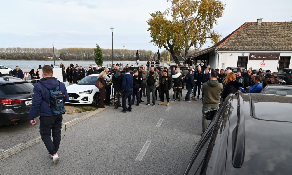 Opet drama: Spriječeno bacanje vijenaca u Dunav za srpske žrtve u Vukovaru