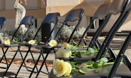 Banjalučani odali počast žrtvama u Novom Sadu: Šesnaest stolica, ruža i minuta tišine FOTO