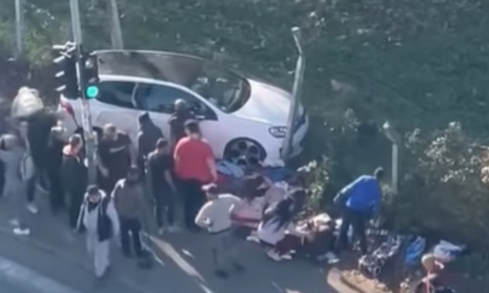 Užas u Beogradu: Automobilom uletio u grupu uličnih prodavaca VIDEO