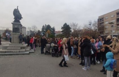 Protest u Bijeljini: Roditelji čija djeca borave u vrtiću “Čika Jova Zmaj” stali uz radnike