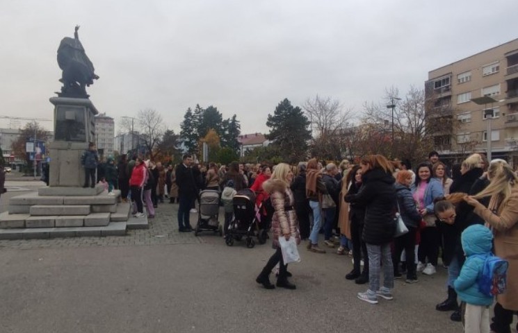 Protest u Bijeljini: Roditelji čija djeca borave u vrtiću “Čika Jova Zmaj” stali uz radnike