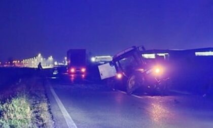 Jezivi prizori na mjestu sudara: Traktor prepolovljen, auto završio pored puta FOTO