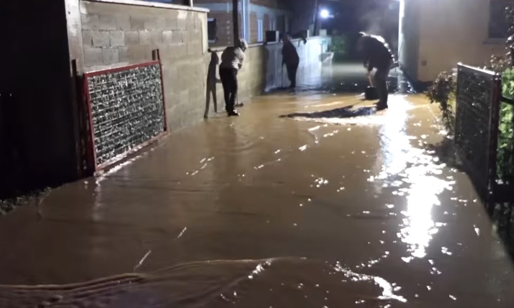 Sve se desilo u pet minuta: Poplavljene kuće u Bugojnu, mještani se cijelu noć borili VIDEO