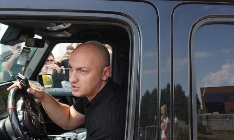 Bolje da je kuću kupio! Desingerica se hvali skupocjenim automobilima, kolege ga pljuju