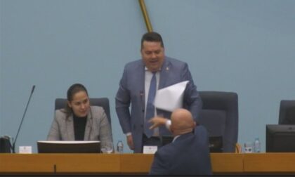 Gađao papirima Stevandića: Dončić udaljen iz skupštinske sale VIDEO