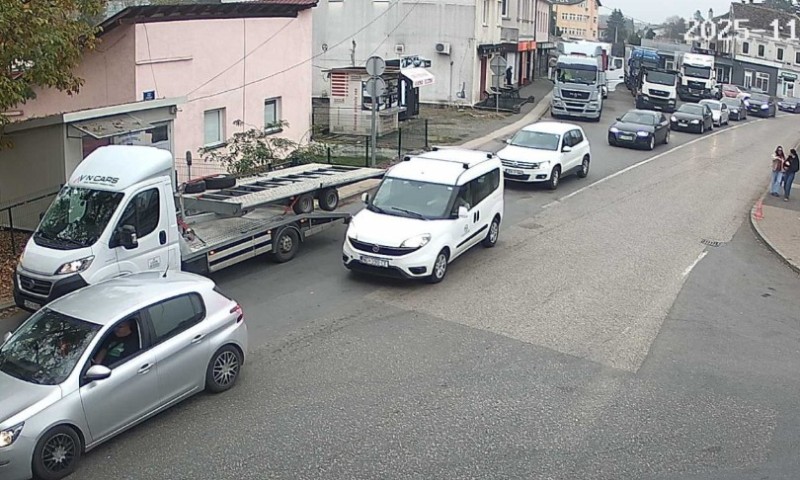 Gužve na graničnim prelazima: Duge kolone vozila u Gradišci i Kostajnici