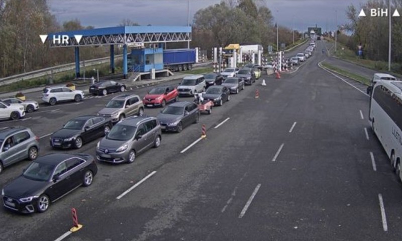 Kolone vozila na izlazu iz BiH: Gužve na tri granična prelaza