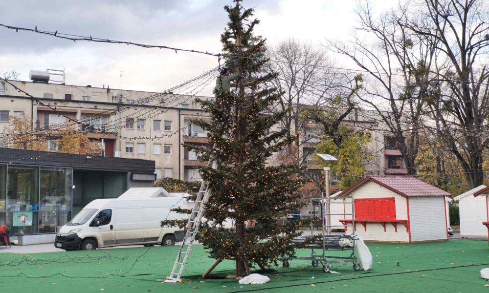 Simbol novogodišnjih praznika: Okićena jelka u Parku Petar Kočić FOTO/VIDEO