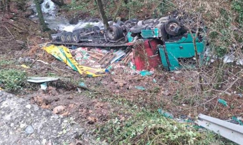 Vozač zaspao za volanom: Kamion sletio sa puta u duboku provaliju, prevrnuo se na krov