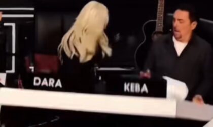 Nije izdržao težinu: Dara Bubamara polomila sto i udarila Kebu VIDEO