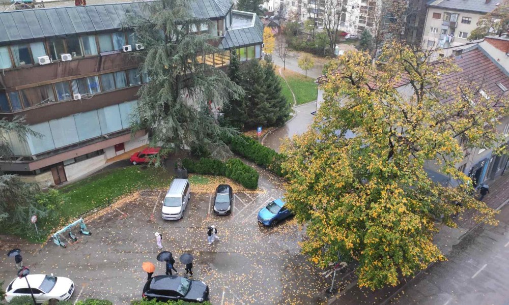 Snažni udari vjetra: Nevrijeme praćeno pljuskovima pogodilo Banjaluku FOTO