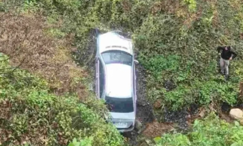 Još jedna saobraćajka u BiH: Mercedes završio u provaliji
