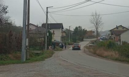 Loš put i brza vožnja ponovo pogubni: Još jedna saobraćajka u Motikama, automobil u kanalu FOTO