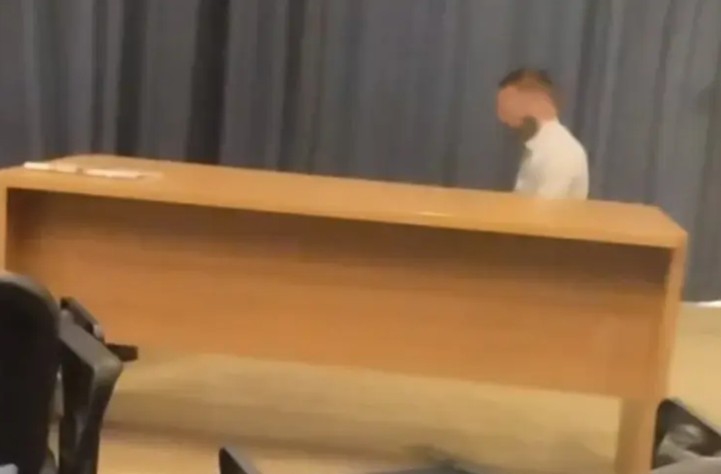 Neobična situacija: Muškarac klanjao u novinarskoj prostoriji i otišao bez pozdrava