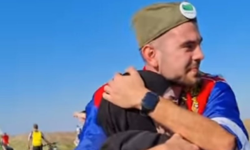 Zbog njih plače Balkan: On sa šajkačom, ona sa hidžabom – sve za Novi Sad VIDEO