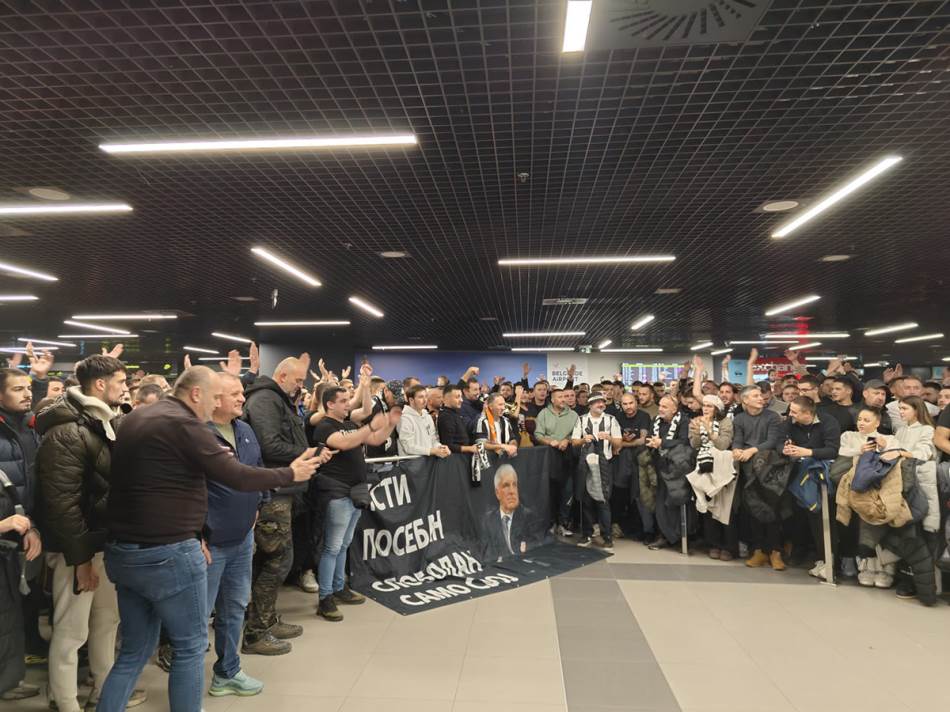 Nevjerovatne scene u Beogradu: Više hiljada Grobara dočekalo Željka Obradovića na aerodromu