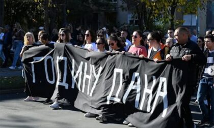 Na mjestu tragedije: Novosađani  u suzama pale svijeće i ostavljaju cvijeće FOTO